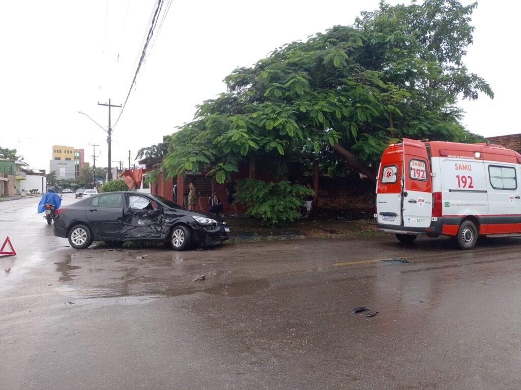 Acidente entre carro e caminhonete deixa feridos na zona leste