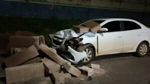 Motorista bate em barras de concreto após passar mal no volante no bairro Nova Porto Velho