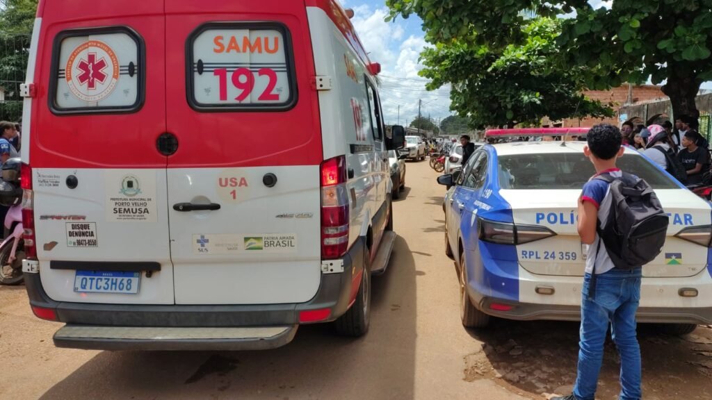 Jovem é atacado a facadas durante roubo na zona leste