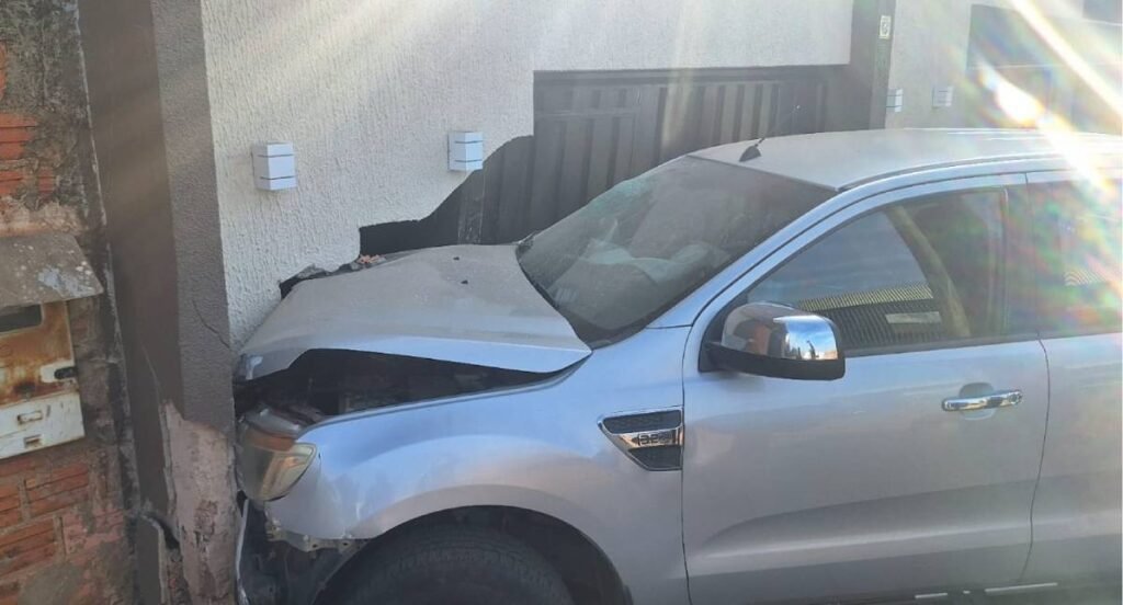 Ranger invade calçada e destrói muro após distração de motorista na Rua Tucunaré